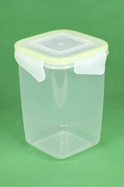 Харчова пластикова коробка ізольована на зеленому . — стокове фото
