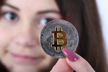Yeni cryptocurrency tutan kız
