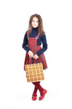 Beyaz arka planda izole edilmiş sarı ambalajlı damalı bir dokuya sahip çocuk. Tatil hediyesi, alışveriş. 