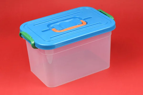 Харчова пластикова коробка ізольована на червоному . — стокове фото