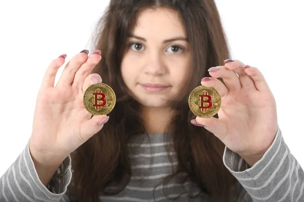 Chica sosteniendo nueva criptomoneda — Foto de Stock