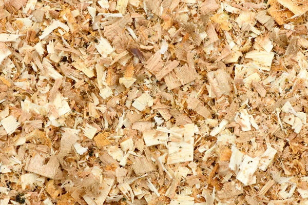 Свежеуложенный слой больших садовых древесных чипсов. Древесные щепы, используемые в качестве безопасной мягкой поверхности в детском парке, вид сверху вниз . — стоковое фото