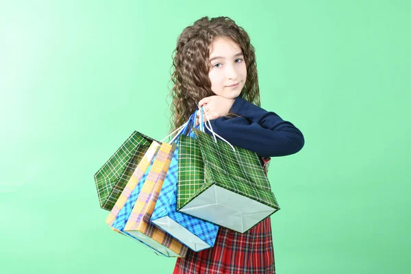 Kind mit einer Verpackung kariert Textur isoliert auf weißem Hintergrund. Mädchen mag Einkaufen im Verkauf Saison. Weihnachtsgeschenk, Einkaufen. — Stockfoto