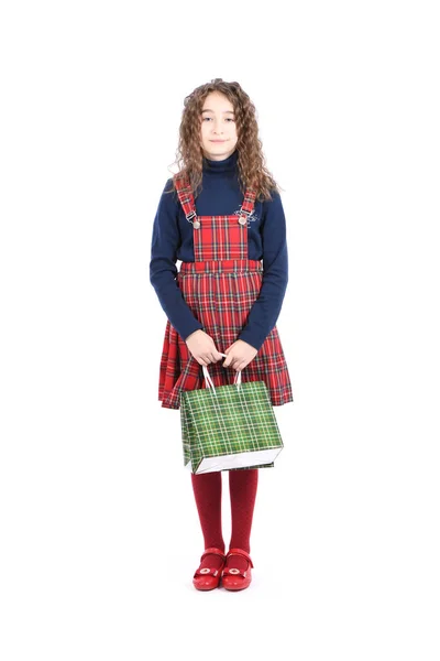 Niño con una textura a cuadros de embalaje verde aislado sobre fondo blanco. Chica le gusta ir de compras en temporada de venta. Regalo de vacaciones, compras . — Foto de Stock