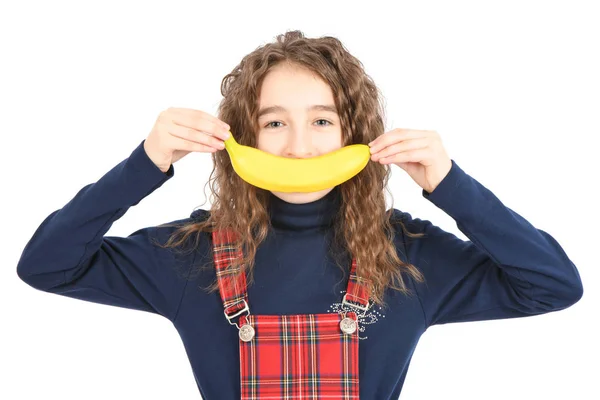 Chica feliz con el pelo largo y rizado haciendo plátano sonrisa aislado sobre fondo blanco . — Foto de Stock