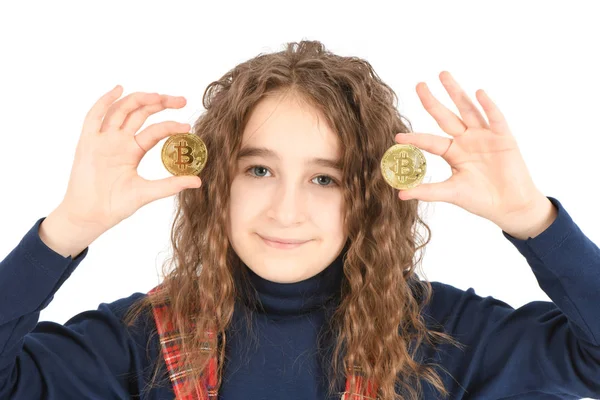 Chica feliz con el pelo largo rizado sostiene un bitcoin de oro en su mano . — Foto de Stock