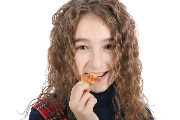 Menina feliz com cabelos longos encaracolados mantém e tentando saborear bitcoin criptomoeda dourada no branco — Fotografia de Stock