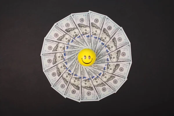 Rostos sorrisos no caleidoscópio mandala de dinheiro . — Fotografia de Stock