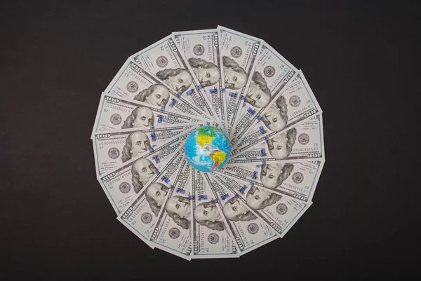 Erdkugel auf Mandala-Kaleidoskop aus Geld. abstraktes Geld Hintergrund Raster Muster wiederholen Mandala-Kreis. — Stockfoto