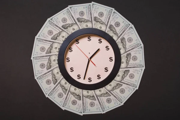 時計とドルの概念。お金から曼荼羅万華鏡の時計。抽象的なお金の背景ラスタパターンリピートマンダラサークル. — ストック写真