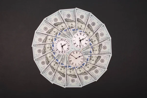 Concetto di orologio e dollaro. Orologio sul caleidoscopio mandala dal denaro. Astratto soldi sfondo raster modello ripetizione mandala cerchio . — Foto Stock