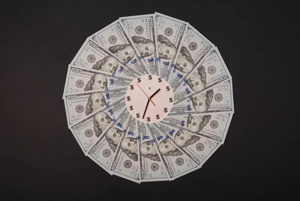 Konzept von Uhr und Dollar. Ab 10 Uhr auf Mandala-Kaleidoskop aus Geld. abstraktes Geld Hintergrund Raster Muster wiederholen Mandala-Kreis. — Stockfoto