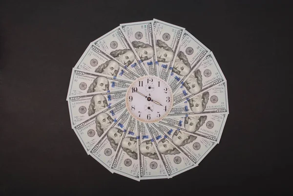 Concepto de reloj y dólar. Reloj en mandala caleidoscopio de dinero. Dinero abstracto fondo patrón raster repetición círculo mandala . —  Fotos de Stock