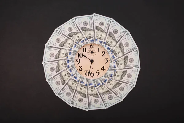 Concepto de reloj y dólar. Reloj en mandala caleidoscopio de dinero. Dinero abstracto fondo patrón raster repetición círculo mandala . —  Fotos de Stock