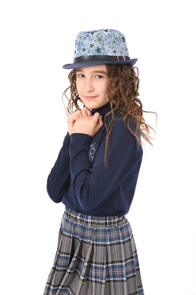 Retrato de adorable niña sonriente colegiala infantil con pelo rizado en sombrero —  Fotos de Stock