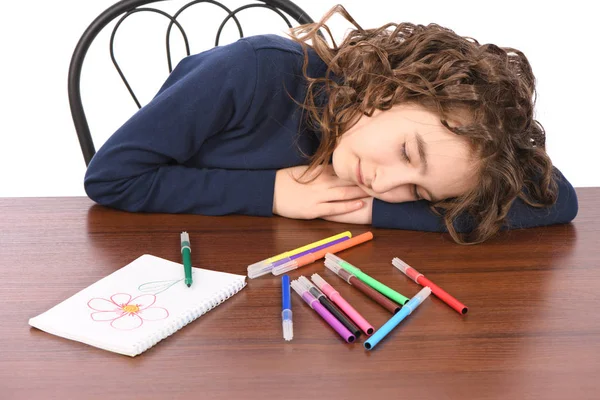 Young schoolgirl draws with markers while sitting at table — Stock Photo, Image