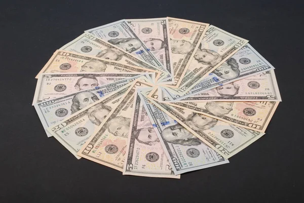 Geld in Form eines Kreises — Stockfoto