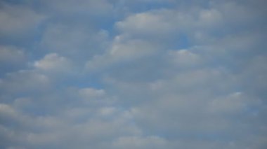 Bulutlu zaman atlamalı, Dikişsiz Döngü Bulutlar,Yükselen Cumulus Cloud Billows Time Lapse, Dikişsiz, Güzel beyaz cloudscape derin bir mavi arka plan üzerinde zaman atlamalı moda ekranda uçmak. Fhd.