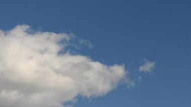 Zaman atlamalı bulutlar, yuvarlanan kabarık bulutlar hareket ediyor, beyaz ışık lı bulutlar zaman atlamalı. Ultra Hd güneşli bulutlar, Bulut mavi gökyüzünde çalışan.4k Arka planda mavi gökyüzü ile beyaz bulutların Timelapse.