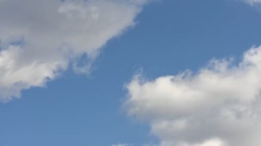 Zaman atlamalı bulutlar, yuvarlanan kabarık bulutlar hareket ediyor, beyaz ışık lı bulutlar zaman atlamalı. Ultra Hd güneşli bulutlar, Bulut mavi gökyüzünde çalışan.4k Arka planda mavi gökyüzü ile beyaz bulutların Timelapse.