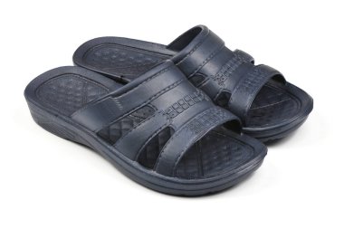 Lastik terlik. Beyaz bir üzerinde izole mavi parmak arası terlik çifti. 