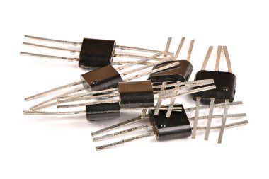 Beyaz arka planda izole edilmiş elektronik transistör. 