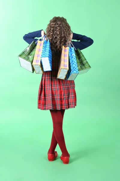 흰색 배경에 격리 된 포장 체크 감이 있는 아이. 소녀는 세일 시즌에 쇼핑을 좋아합니다. 휴일 선물·쇼핑. — 스톡 사진