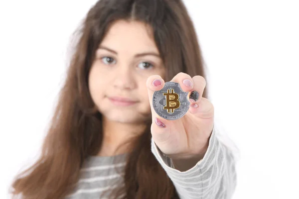 Chica sosteniendo nueva criptomoneda — Foto de Stock