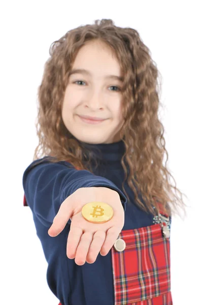 Chica feliz con el pelo largo rizado sostiene un bitcoin de oro en su mano . — Foto de Stock