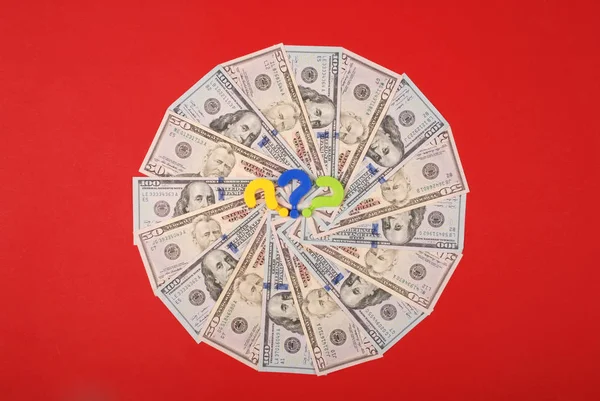 Fragezeichen hinter Mandala-Kaleidoskop aus Geld. — Stockfoto