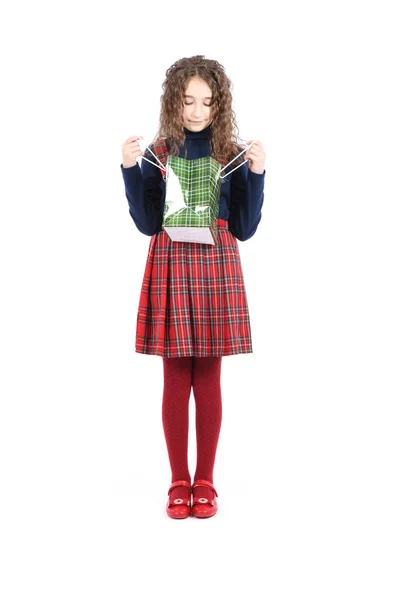 Kind met een groene verpakking gecheckerde textuur geïsoleerd op witte achtergrond. Meisje houdt van winkelen op verkoopseizoen. Vakantie aanwezig, winkelen. — Stockfoto