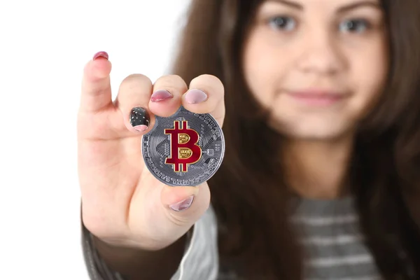 Chica sosteniendo nueva criptomoneda — Foto de Stock