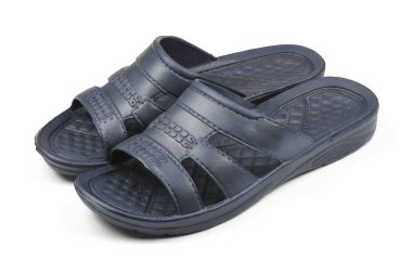 Lastik terlik. Beyaz bir üzerinde izole mavi parmak arası terlik çifti. 