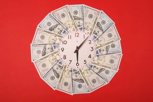 Концепция часов и доллара. Часы на мандале калейдоскоп из денег. Абстрактный денежный фон растровый рисунок повторить мандала круг . — стоковое фото