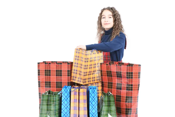 Criança com uma embalagem de textura quadriculada isolada sobre fundo branco. A menina gosta de fazer compras na temporada de venda. Presente de férias, compras . — Fotografia de Stock