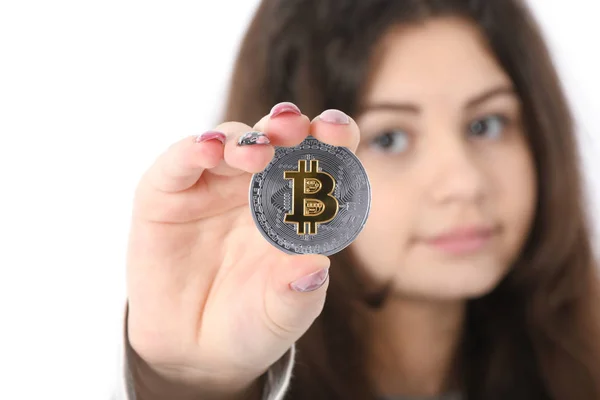 Chica sosteniendo nueva criptomoneda — Foto de Stock