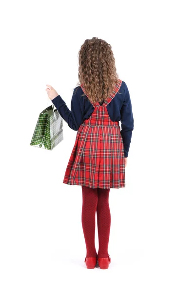 Criança com uma textura quadriculada de embalagem verde isolada sobre fundo branco. A menina gosta de fazer compras na temporada de venda. Presente de férias, compras . — Fotografia de Stock