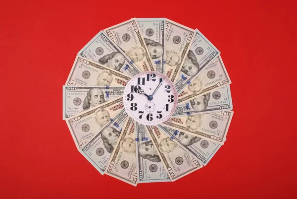 Concepto de reloj y dólar. Reloj en mandala caleidoscopio de dinero. Dinero abstracto fondo patrón raster repetición círculo mandala . —  Fotos de Stock