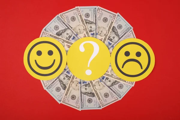Otazník mezi veselkou a smutným úsměvy na mandalkaleidoskopu od peněz. — Stock fotografie