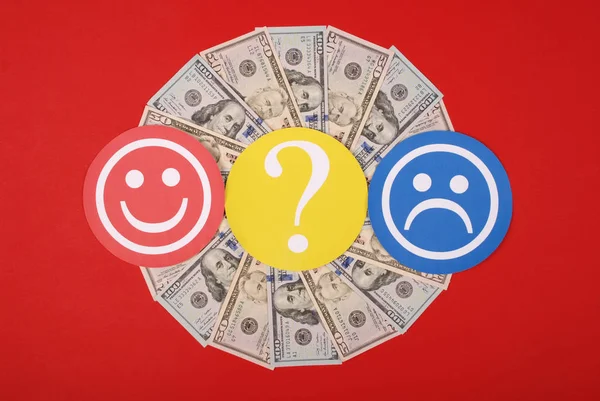 Punto interrogativo tra smiley e smiley triste sul caleidoscopio mandala dal denaro . — Foto Stock