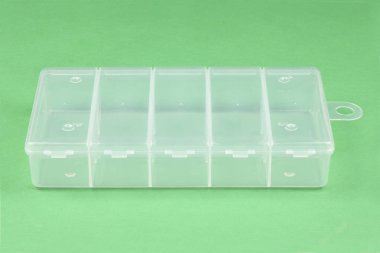 Gıda plastik kutu yeşil izole.  