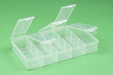 Gıda plastik kutu yeşil izole.  