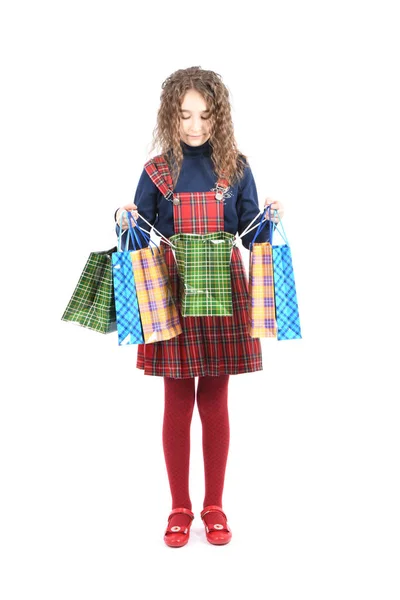 Criança com uma embalagem de textura quadriculada isolada sobre fundo branco. A menina gosta de fazer compras na temporada de venda. Presente de férias, compras . — Fotografia de Stock