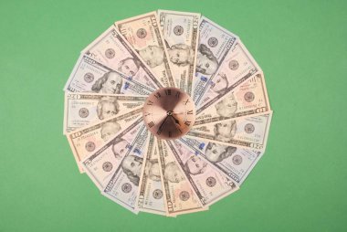 Saat ve dolar kavramı. Para Mandala Kaleidoscope üzerinde saat. Soyut para arka plan raster desen tekrar Mandala daire.