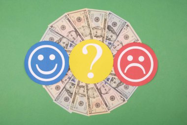 Para Mandala Kaleidoscope üzerinde Smiley ve üzücü gülen arasında soru işareti.