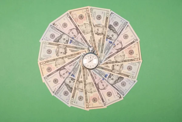 Stoppuhr auf Mandala-Kaleidoskop aus Geld. — Stockfoto