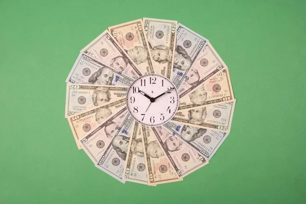 Concepto de reloj y dólar. Reloj en mandala caleidoscopio de dinero. Dinero abstracto fondo patrón raster repetición círculo mandala . —  Fotos de Stock