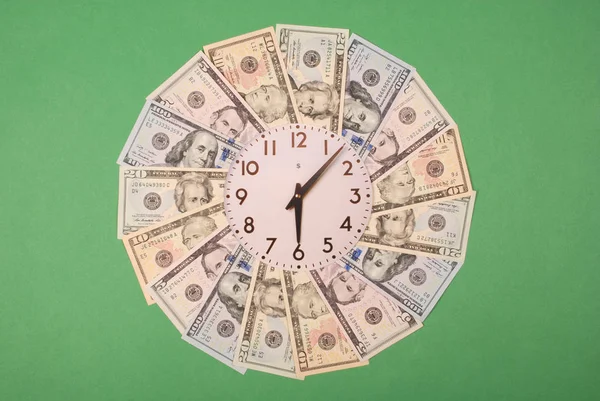 Concepto de reloj y dólar. Reloj en mandala caleidoscopio de dinero. Dinero abstracto fondo patrón raster repetición círculo mandala . —  Fotos de Stock