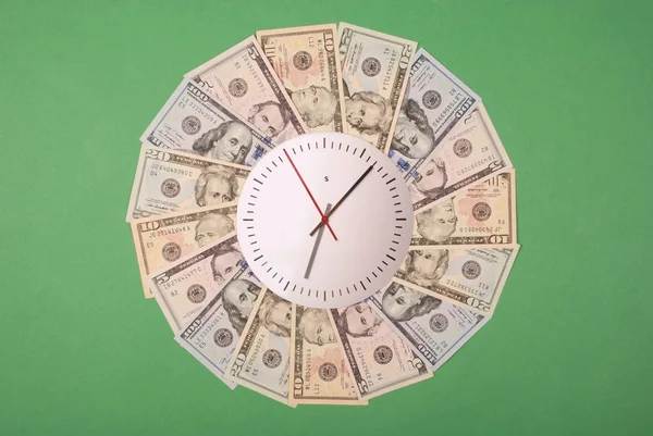 Concepto de reloj y dólar. Reloj en mandala caleidoscopio de dinero. Dinero abstracto fondo patrón raster repetición círculo mandala . —  Fotos de Stock