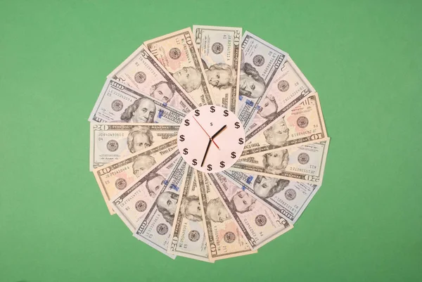 Konzept von Uhr und Dollar. Ab 10 Uhr auf Mandala-Kaleidoskop aus Geld. abstraktes Geld Hintergrund Raster Muster wiederholen Mandala-Kreis. — Stockfoto